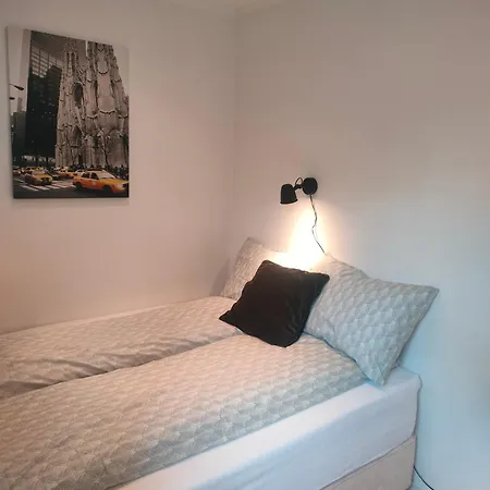 Romslig Pa Traeleborg I *